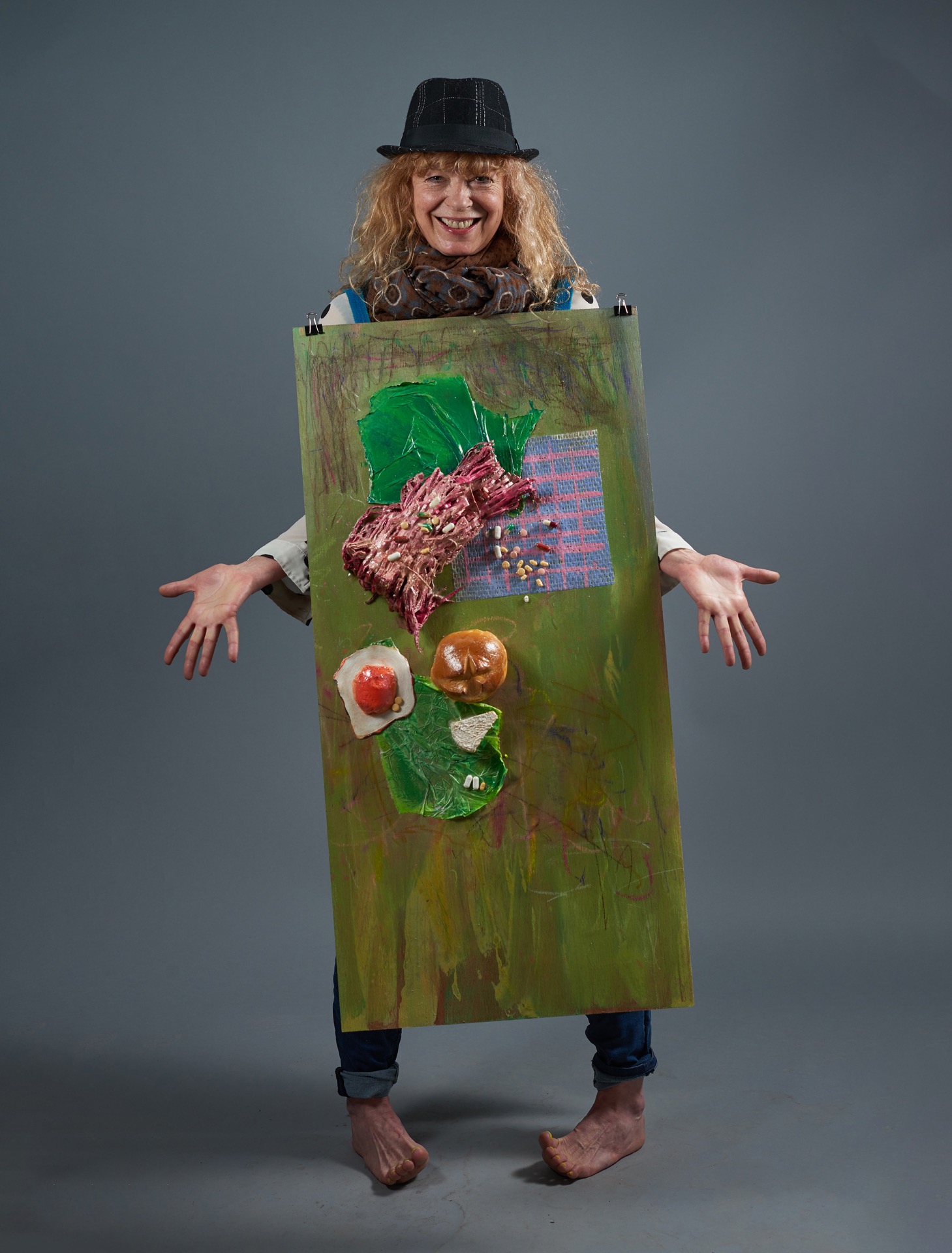 Pris en Sandwich, photographie performative par Ella Helman qui devient un sandwich sous l'objectif