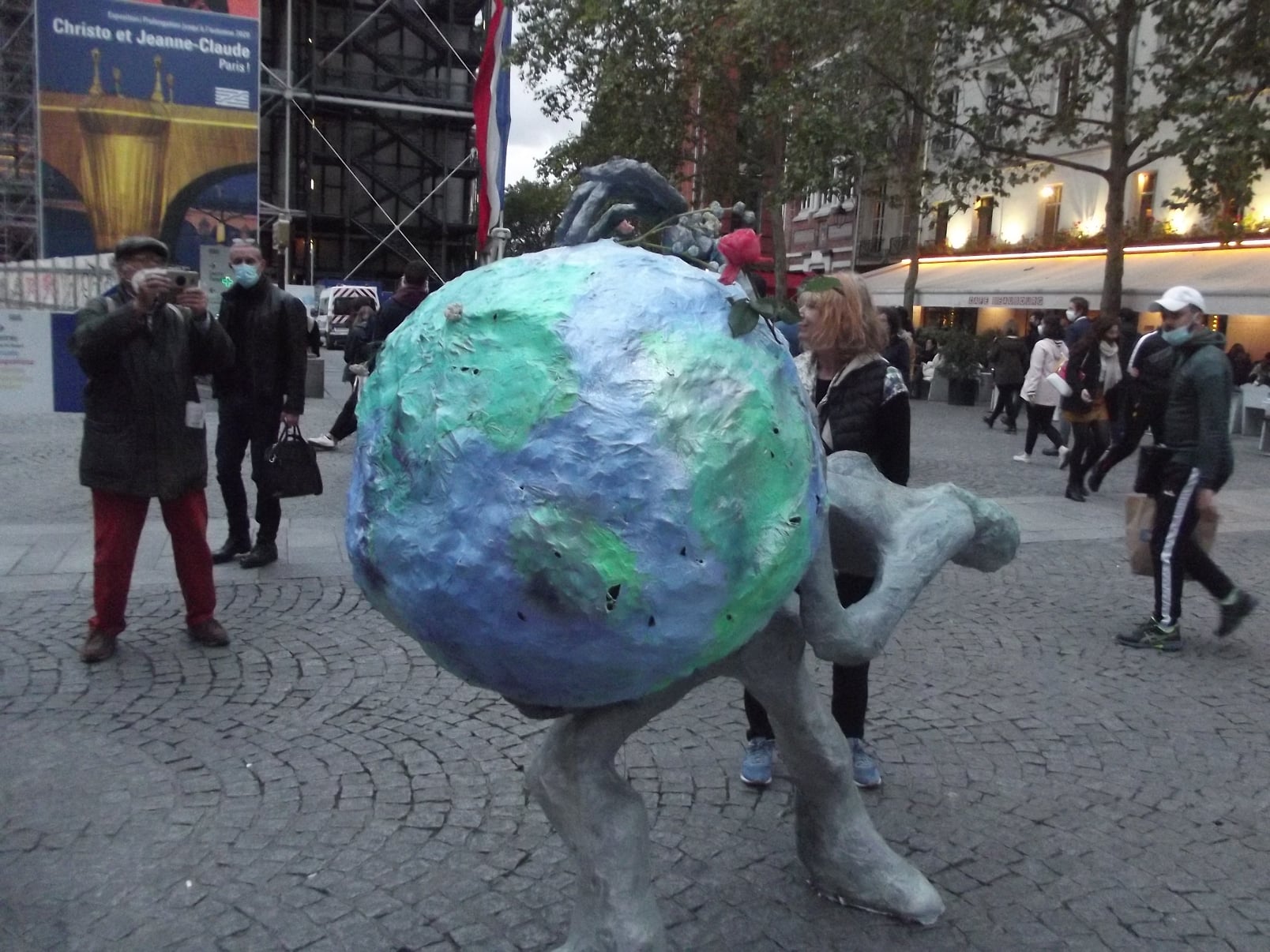 Sisyphe à Paris, sculpture d'Ella Helman installée sur le Parvis du Centre Pompidou en 2020 lors de la nuit blanche
